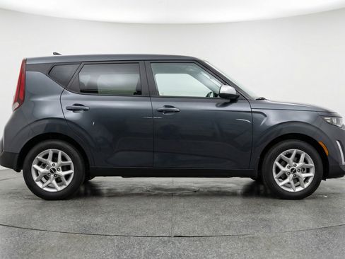Used 2025 Kia Soul LX w/ LX Technology Package FWD image 11