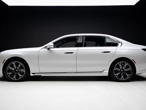 Used 2023 BMW i7 xDrive60 AWD/4WD image 18