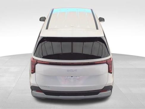 Used 2025 Kia Carnival image 6