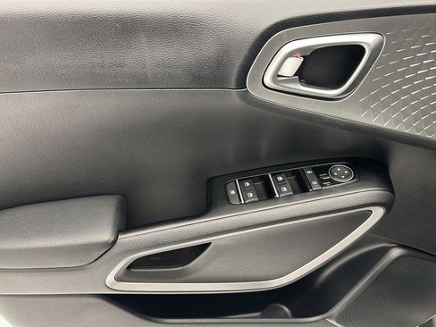 Used 2025 Kia Soul LX w/ LX Technology Package FWD image 12