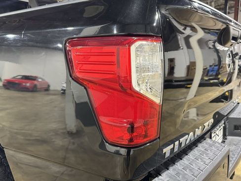 Used 2018 Nissan Titan SV w/ SV Convenience Package image 15