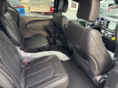 New 2026 Chrysler Pacifica Select image 25