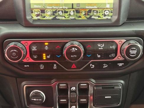 Used 2020 Jeep Wrangler Unlimited Sahara image 27