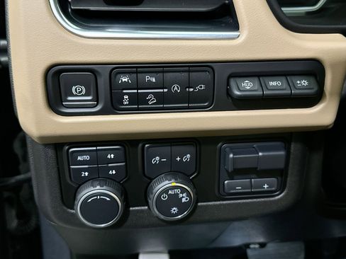 Used 2021 Chevrolet Tahoe Premier w/ Premium Package image 17