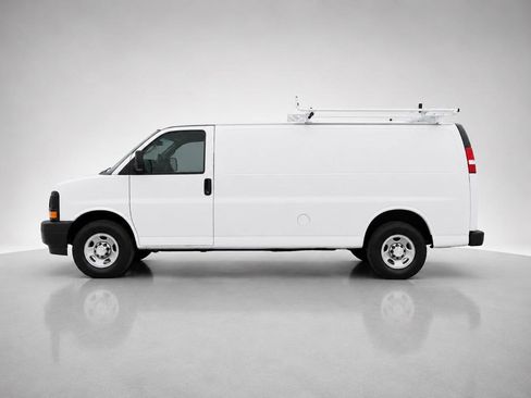 Used 2017 Chevrolet Express 2500 Extended RWD image 2