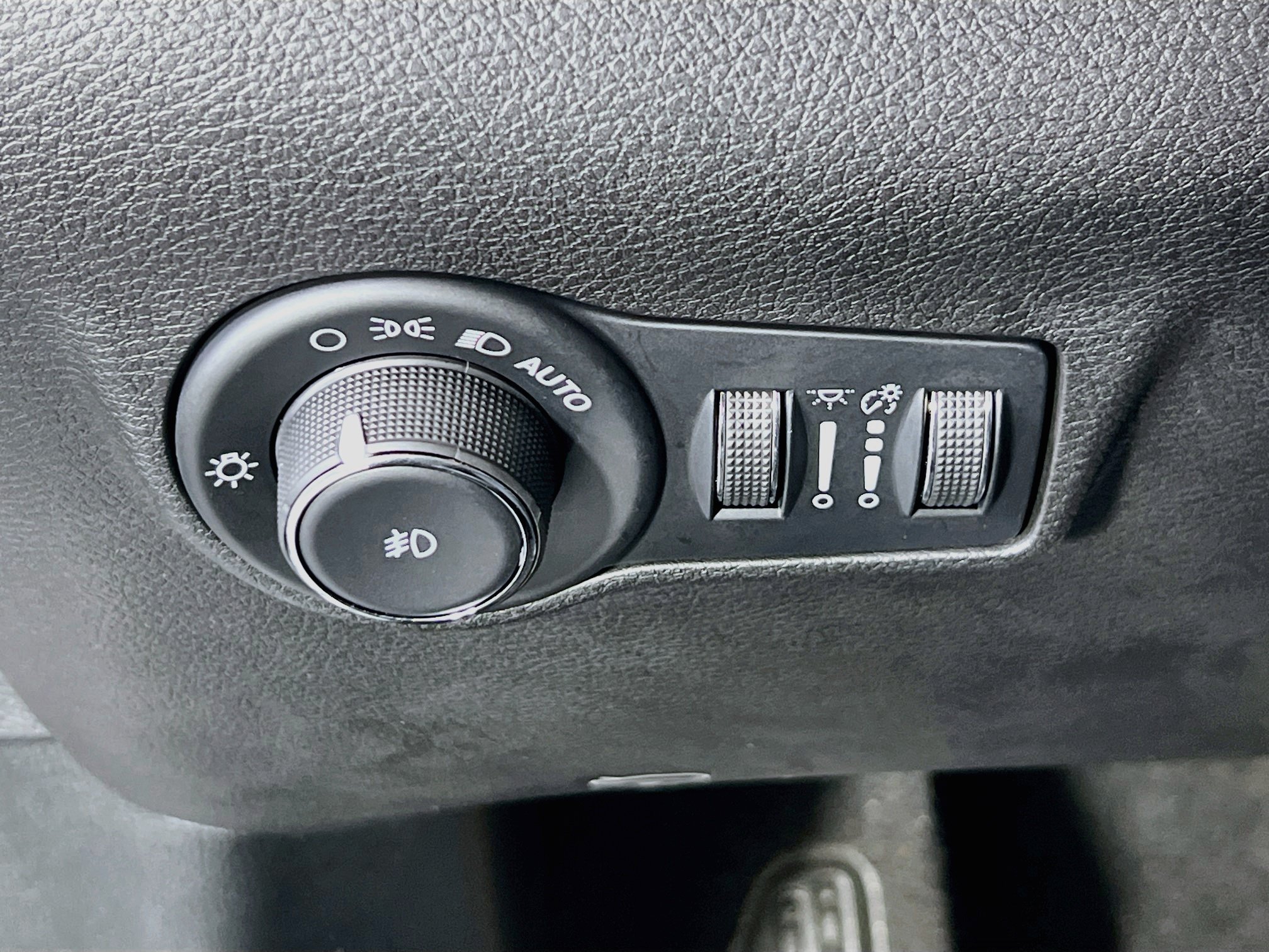 Used 2023 Jeep Compass Limited w/ Sun and Sound Group AWD/4WD image 10