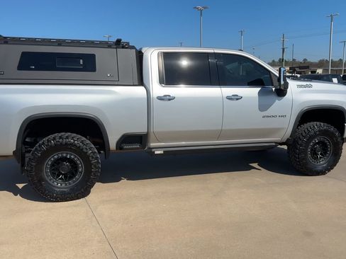 Used 2022 Chevrolet Silverado 2500 High Country w/ Z71 Off-Road Package image 9