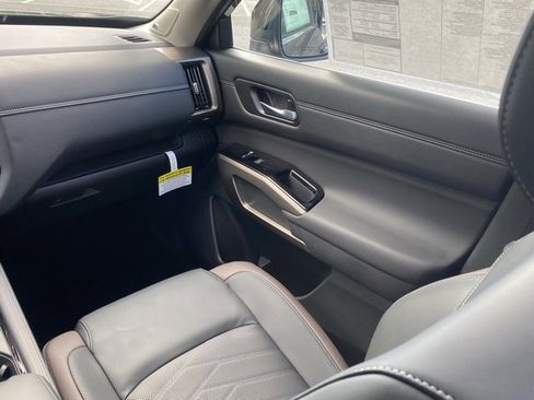 New 2025 Nissan Pathfinder Platinum w/ Black Appearance Package image 38