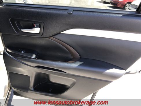 Used 2014 Toyota Highlander XLE FWD image 21