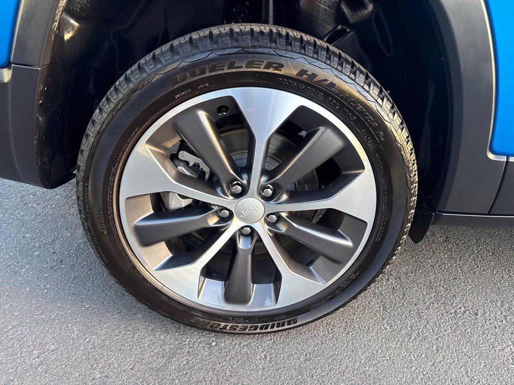 Certified 2022 Jeep Cherokee Limited w/ Elite Package AWD/4WD image 11