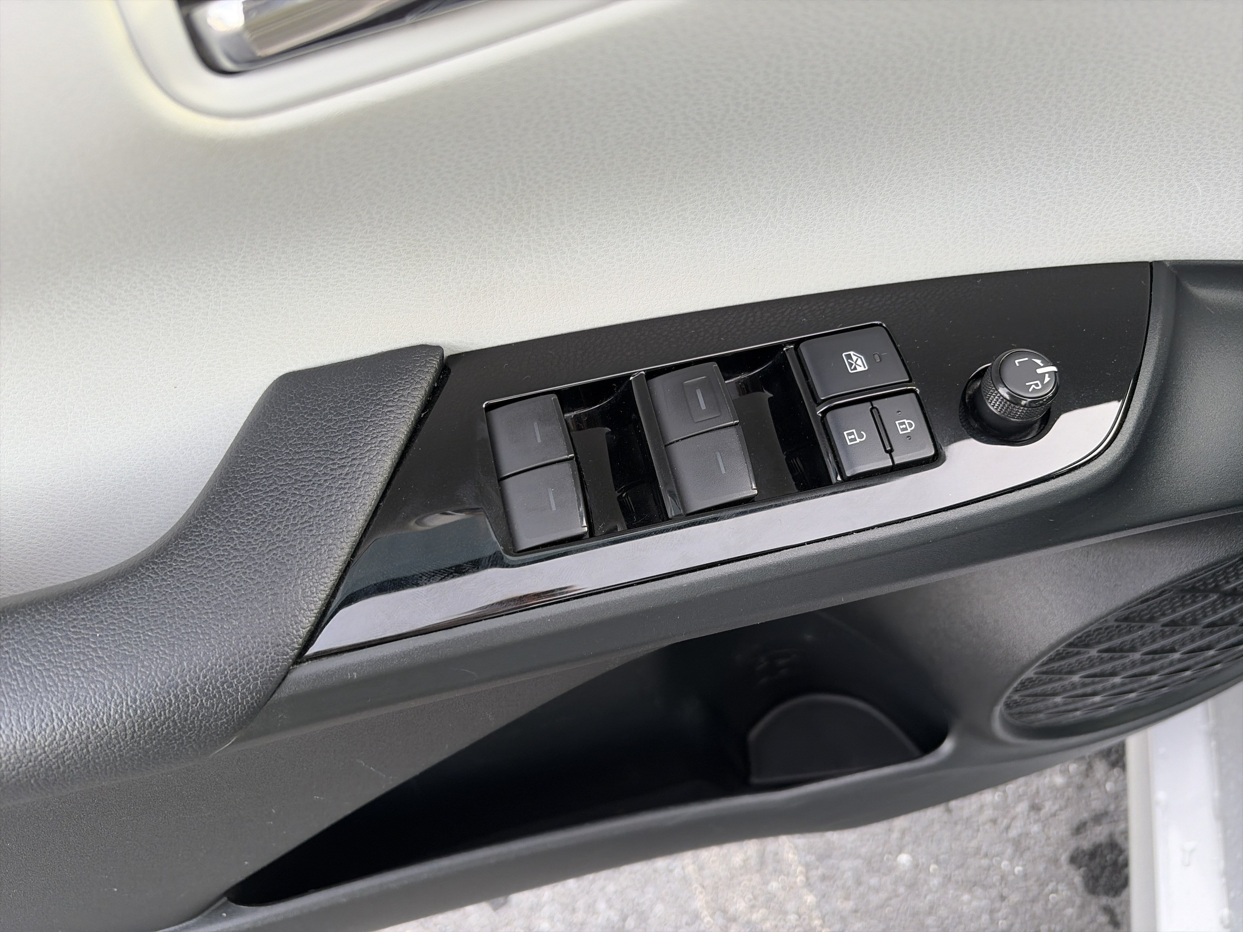 Used 2019 Toyota Prius Prime Premium FWD image 13