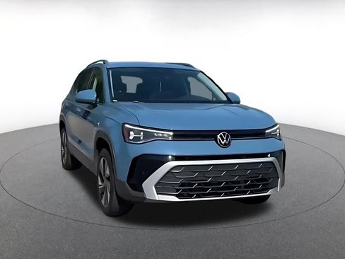 Used 2026 Volkswagen Taos SE AWD/4WD image 3
