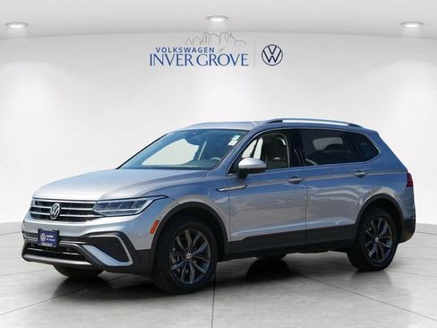 Certified 2022 Volkswagen Tiguan SE w/ Panoramic Sunroof Package AWD/4WD image 3