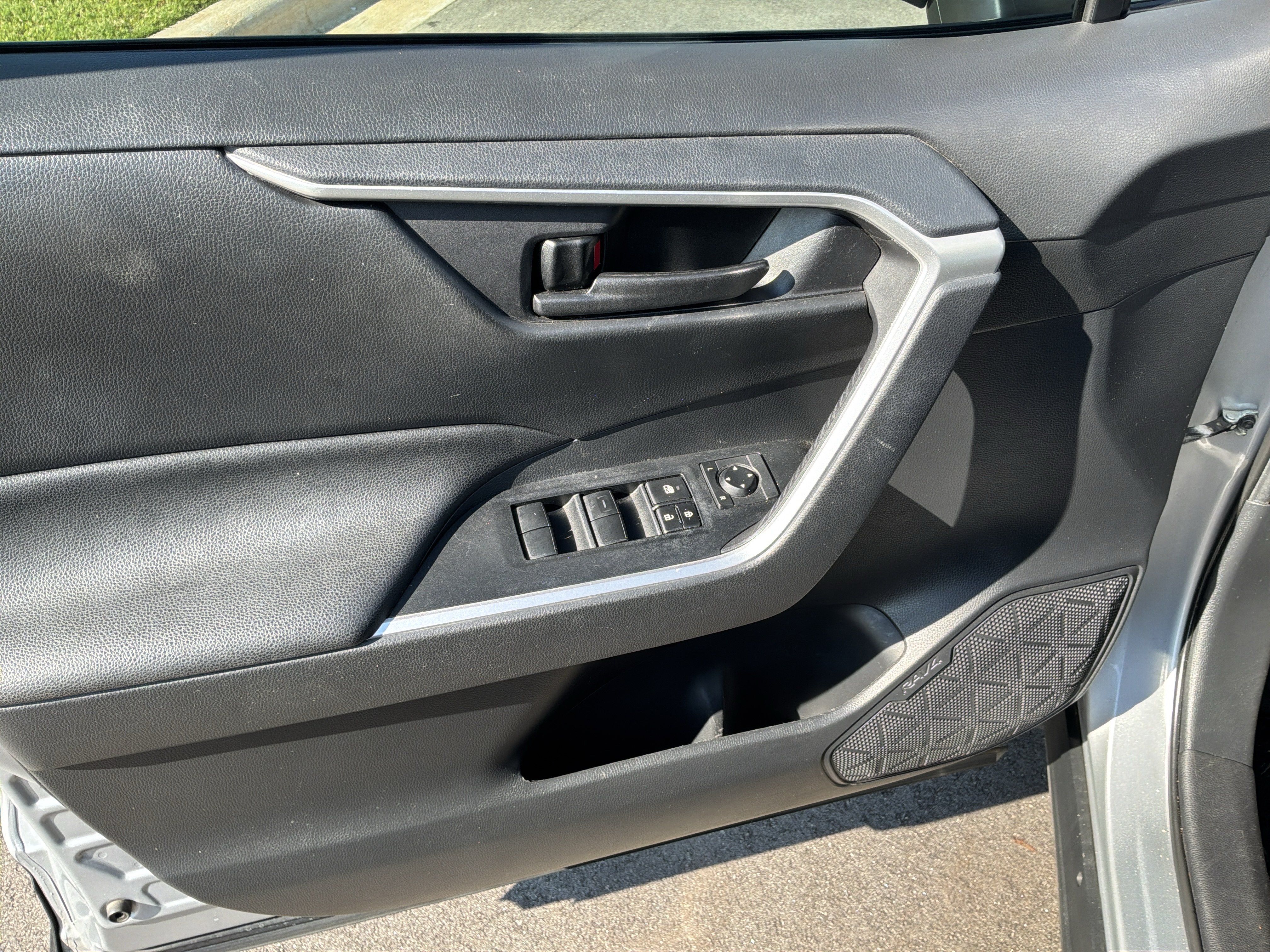 Used 2019 Toyota RAV4 LE FWD image 17
