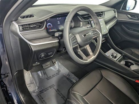 Used 2025 Jeep Grand Cherokee L Limited w/ Luxury Tech Group II image 9