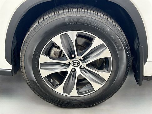 Used 2023 Toyota Highlander XLE image 30
