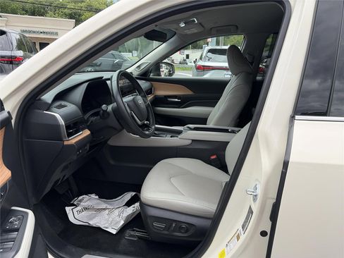Used 2024 Toyota Grand Highlander AWD image 10