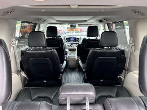Used 2020 Chrysler Pacifica Limited w/ Tire & Wheel Group FWD image 10