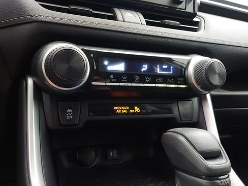 Used 2019 Toyota RAV4 LE w/ Carpet Mat Package FWD image 18