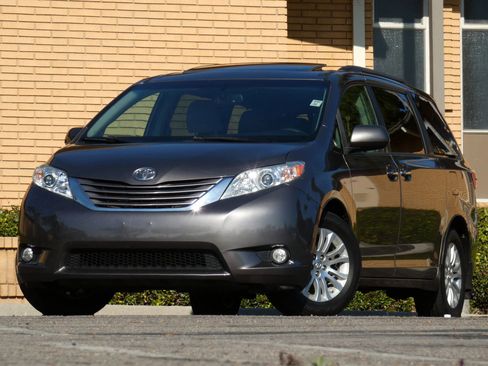 Used 2017 Toyota Sienna XLE image 2