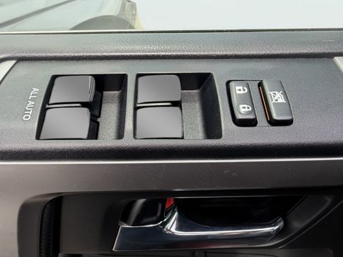 Used 2018 Toyota 4Runner SR5 AWD/4WD image 16