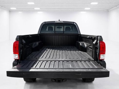 Used 2016 Toyota Tacoma SR5 w/ SR5 Appearance Package (SN) image 12