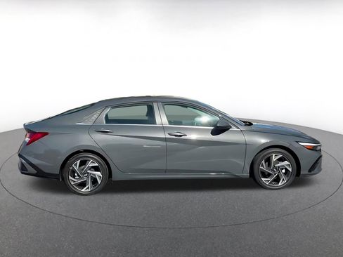 Used 2025 Hyundai Elantra Limited image 16