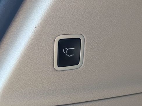 Used 2023 Chrysler Voyager LX FWD image 15