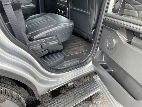 Used 2024 Ford Expedition Platinum image 23