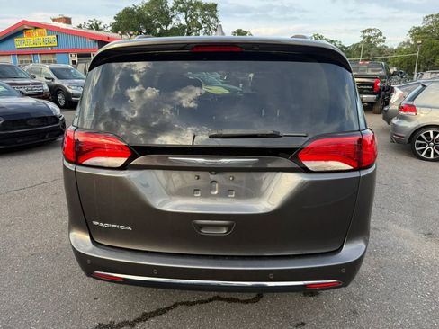 Used 2017 Chrysler Pacifica Touring-L Plus FWD image 6