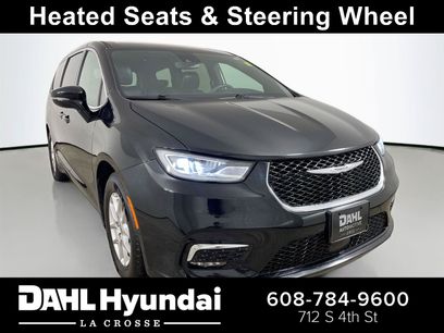Used 2025 Chrysler Pacifica Select