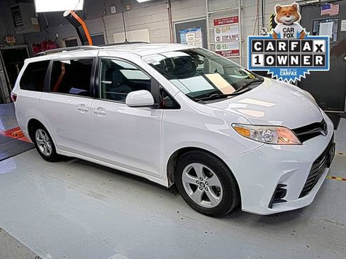Used 2019 Toyota Sienna LE image 1