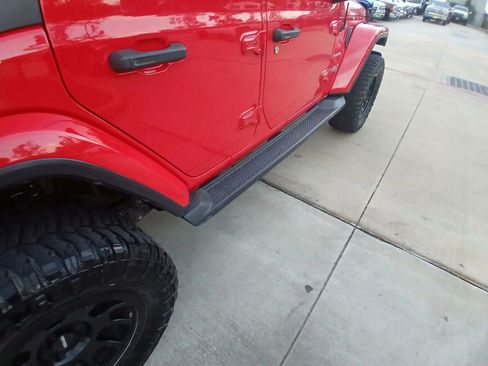 Used 2019 Jeep Wrangler Unlimited Sahara image 12