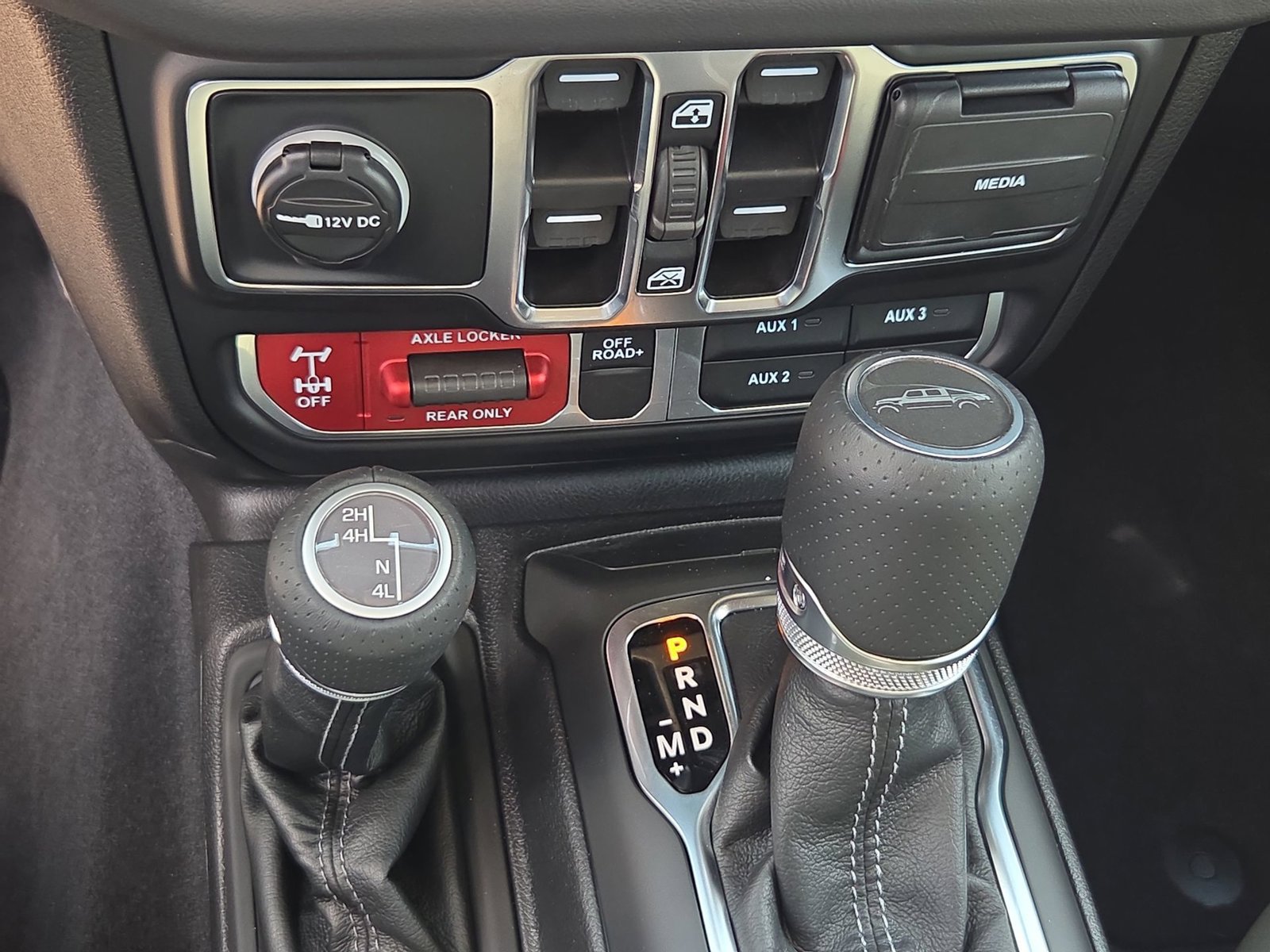Used 2025 Jeep Gladiator Mojave w/ Convenience Group AWD/4WD image 15
