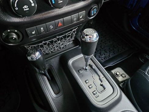 Used 2015 Jeep Wrangler Unlimited Sahara image 24