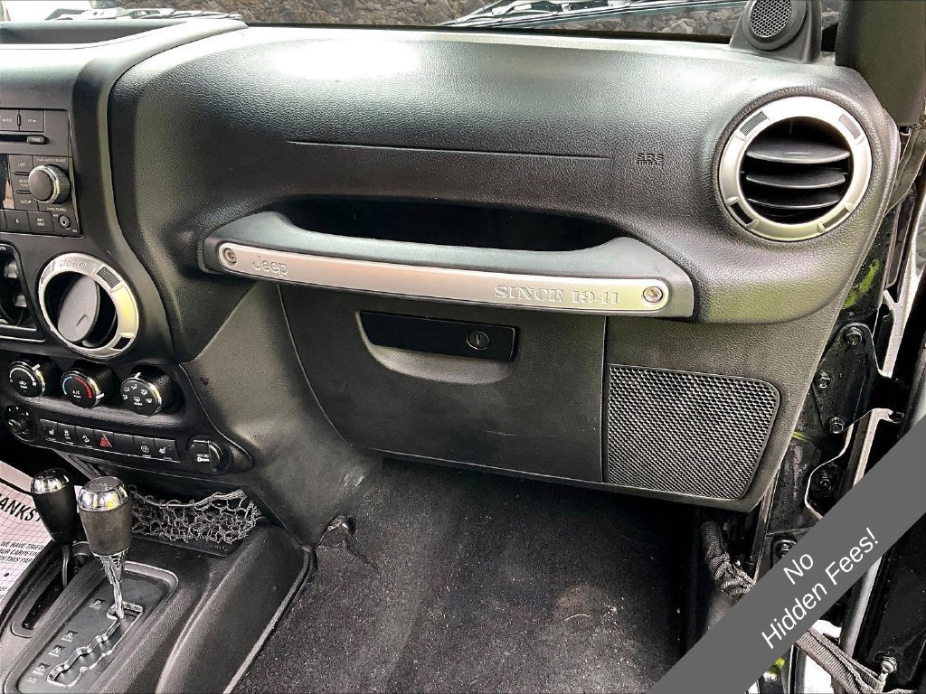 Used 2014 Jeep Wrangler Unlimited Sahara w/ Connectivity Group AWD/4WD image 9