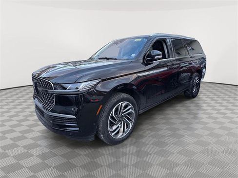 Used 2025 Lincoln Navigator L Reserve image 3