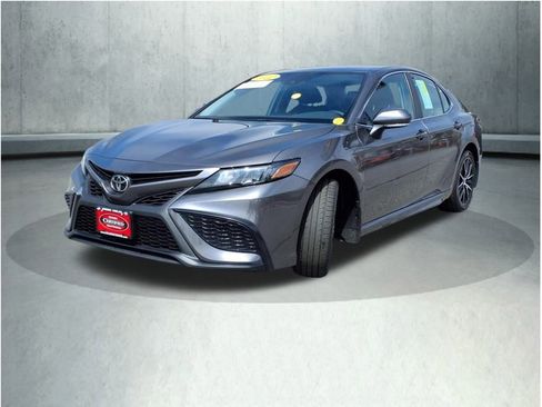 Certified 2022 Toyota Camry SE image 3