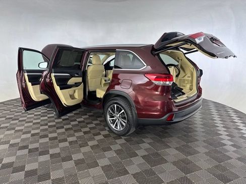 Used 2018 Toyota Highlander XLE AWD/4WD image 16