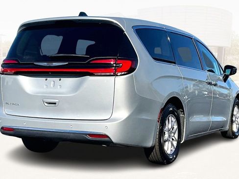 Used 2024 Chrysler Pacifica Touring-L image 6