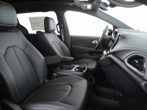 New 2026 Chrysler Pacifica Select image 19