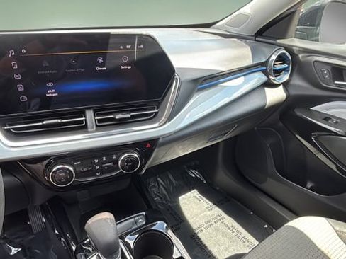 Used 2025 Chevrolet Trax LT FWD image 24