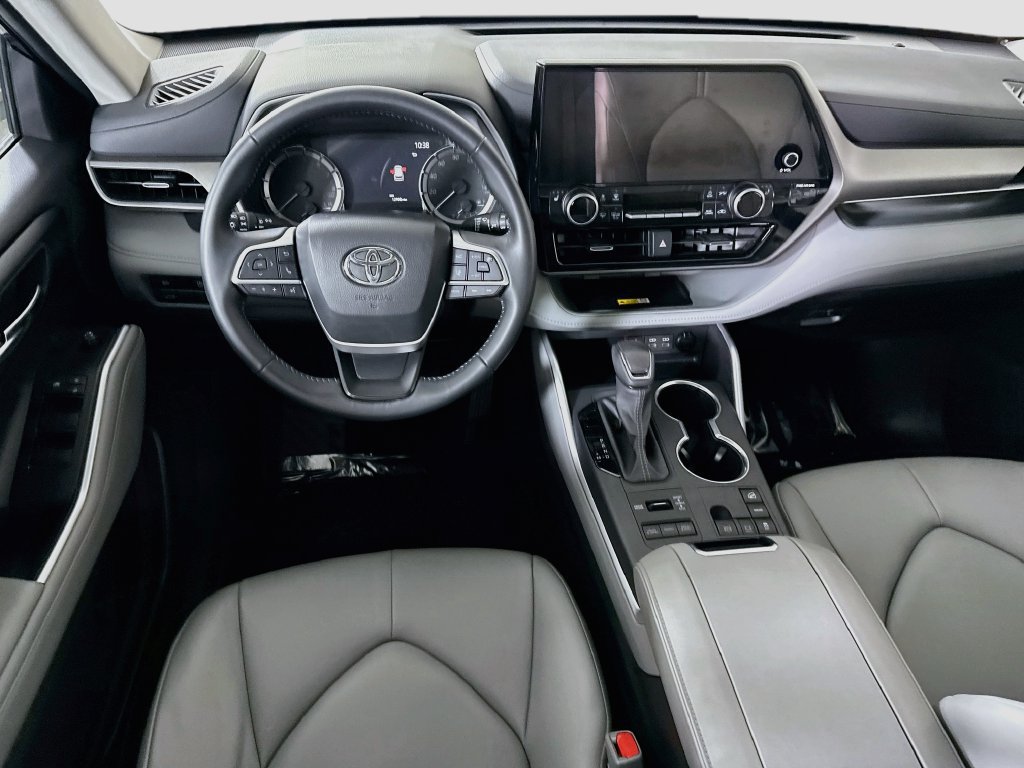 Used 2025 Toyota Highlander XLE AWD/4WD image 3