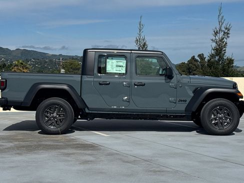 New 2026 Jeep Gladiator Sport AWD/4WD image 3