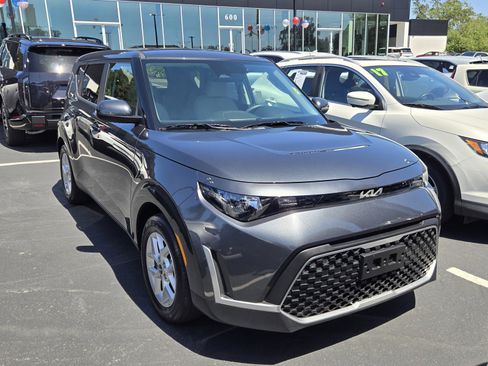 Used 2025 Kia Soul LX w/ LX Technology Package FWD image 1
