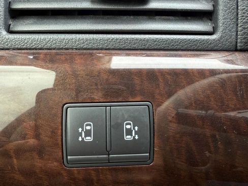 Used 2017 Nissan Quest SV image 23