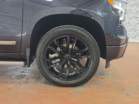 Used 2023 Chevrolet Silverado 1500 High Country w/ Technology Package image 10