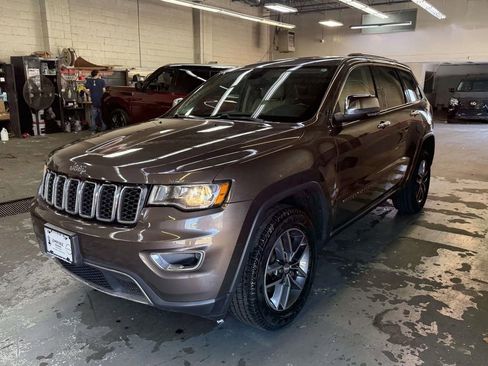 Used 2017 Jeep Grand Cherokee Limited AWD/4WD image 9