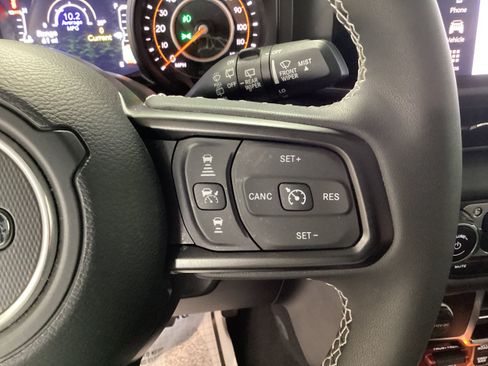 Used 2025 Jeep Wrangler Unlimited Rubicon w/ Convenience Group AWD/4WD image 20