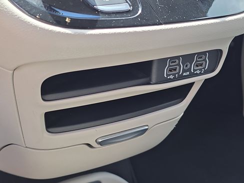 Used 2023 Chrysler Pacifica Touring-L image 27